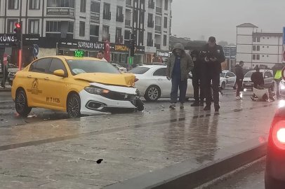 Düzce’de ticari taksi ile otomobil çarpıştı: 4 yaralı